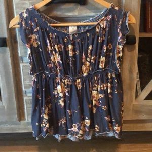We the Free  women’s (XS) blue floral top